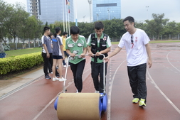 同學清理賽道積水